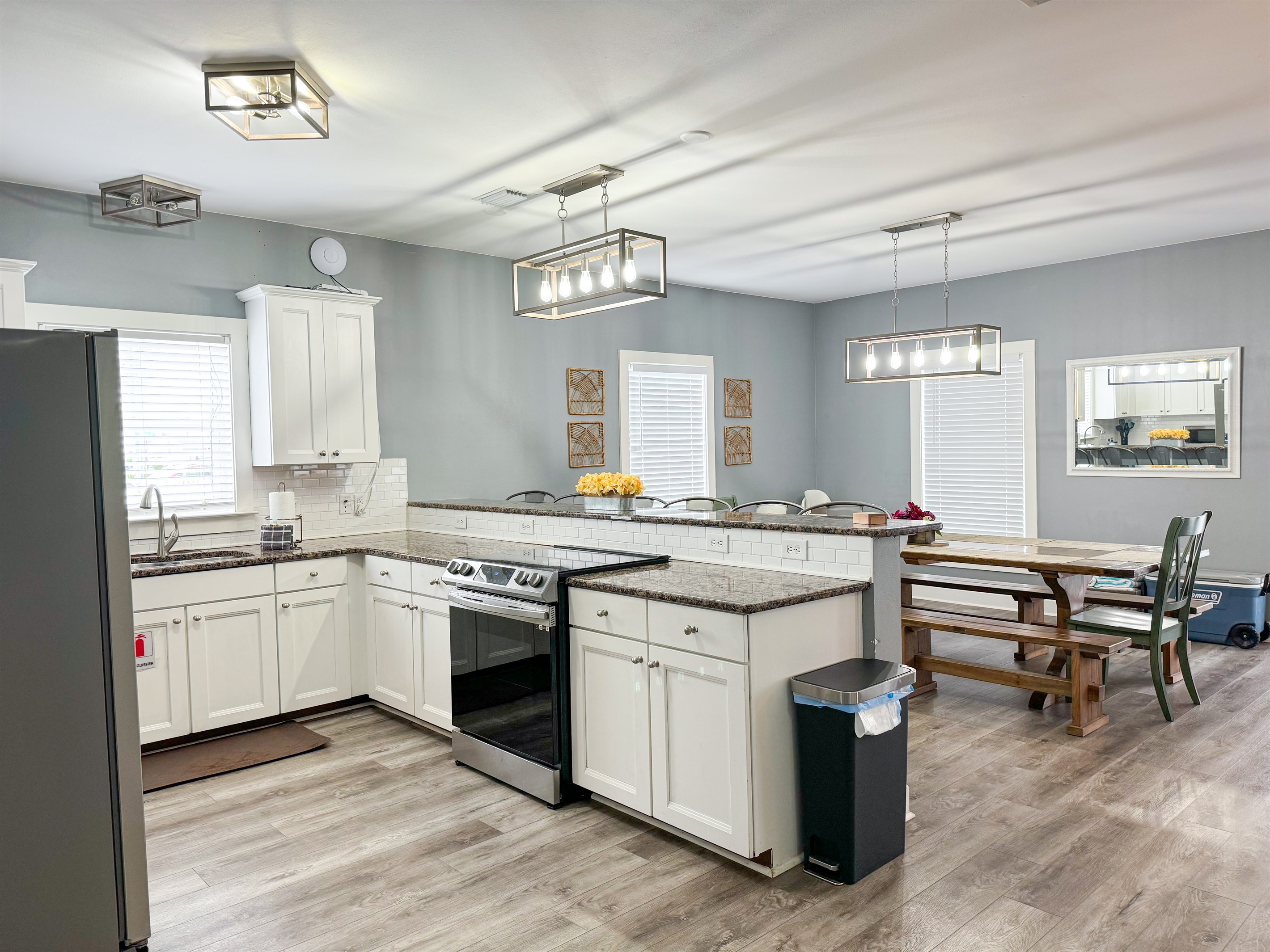 Open kitchen area means great airflow and everyone can be involved!