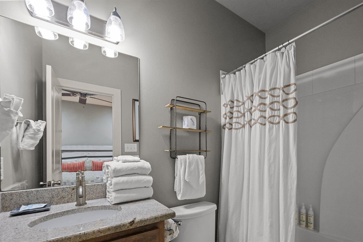 Full en-suite bathroom 