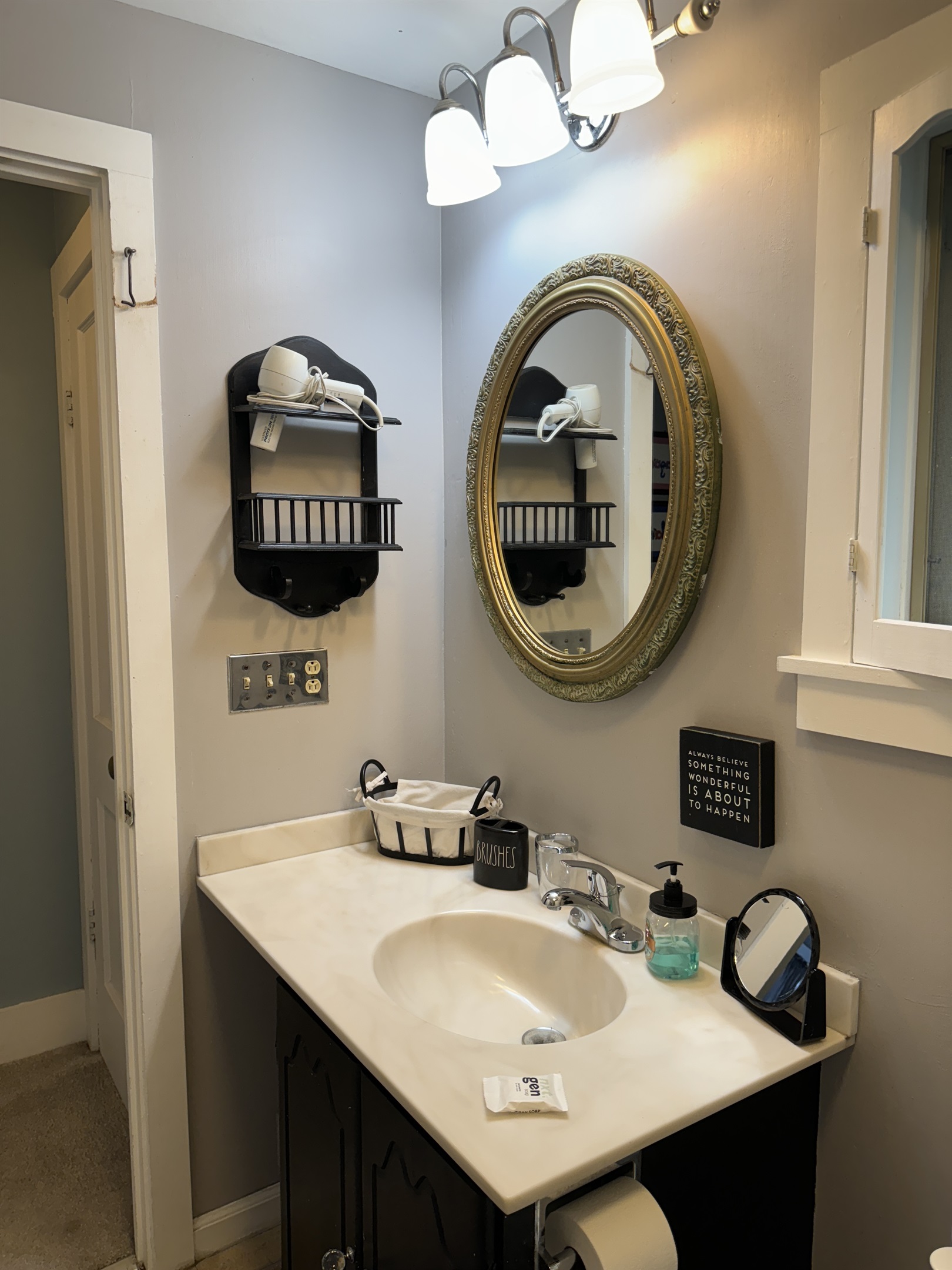 2nd floor full bathroom