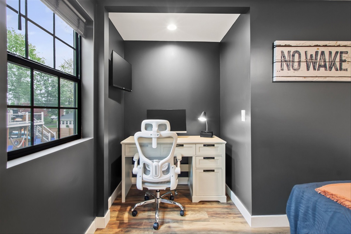 The Loft on Waterbury - Desk & Chair