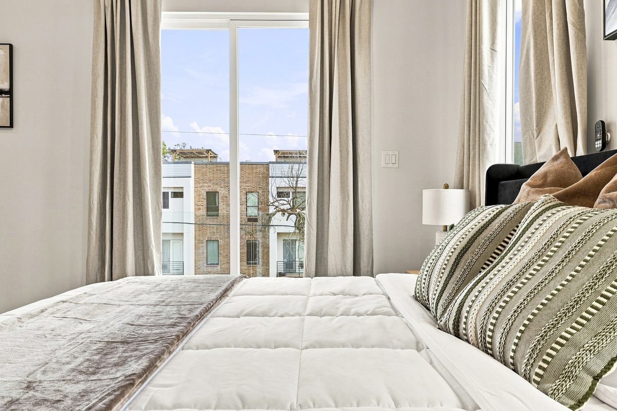 Bright and airy retreat with stunning views and plush bedding for restful nights!