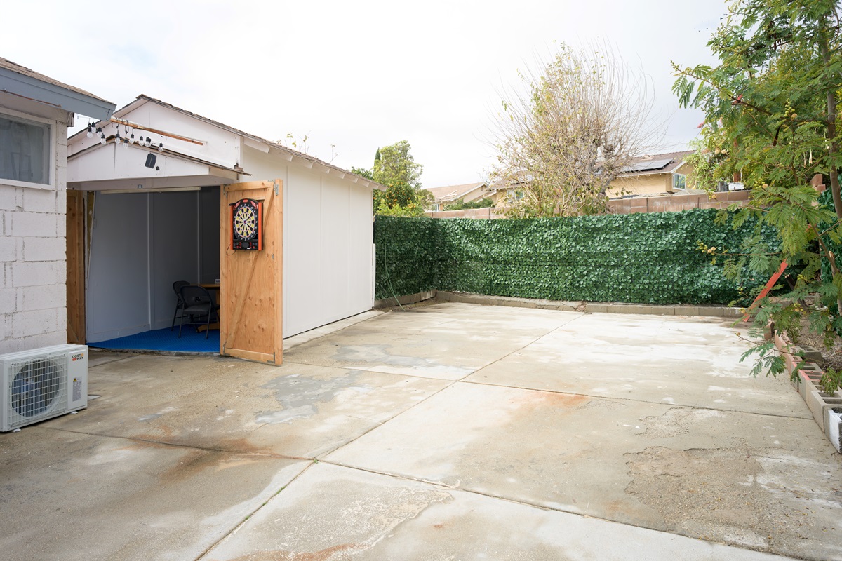 Private driveway and outdoor space
