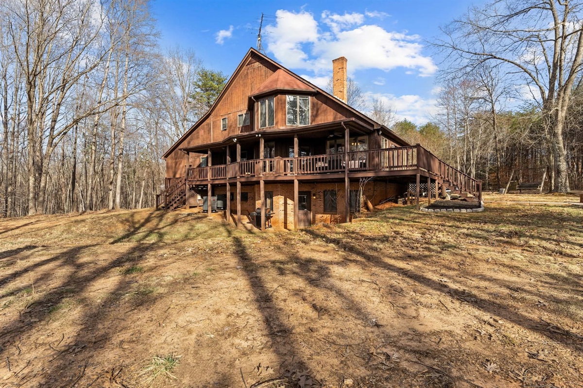 Exterior Retreat: Expansive deck perfect for evenings under the stars in nature’s embrace!