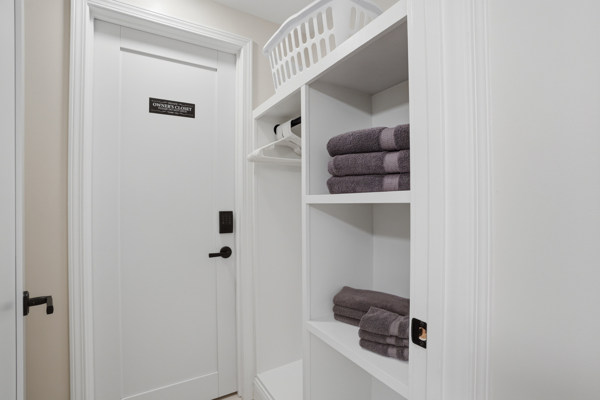 Clean, organized linen storage area designed for guest convenience. Built-in shelving provides neatly stacked towels and essentials, paired with a modern, minimal design for a fresh and hotel-like feel. Located conveniently near the bathroom, this dedicate