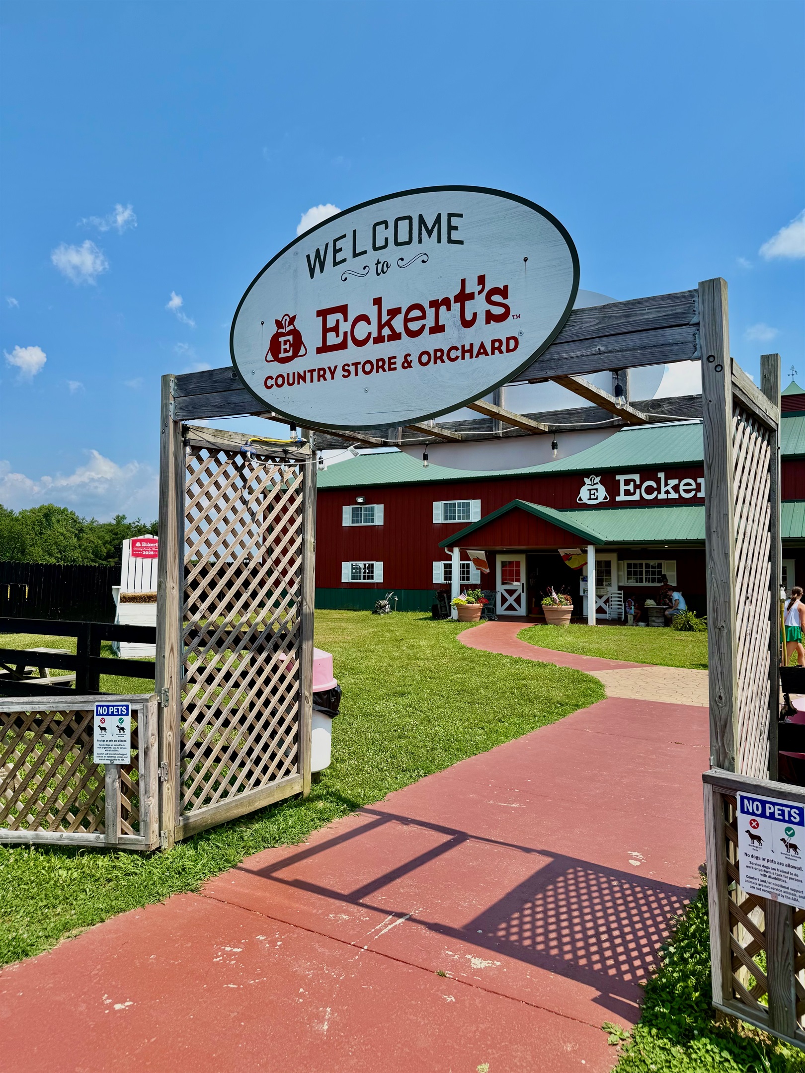 Welcome to Eckert’s! A slice of farm life with fresh fruit, smiling faces, and homemade goodness.