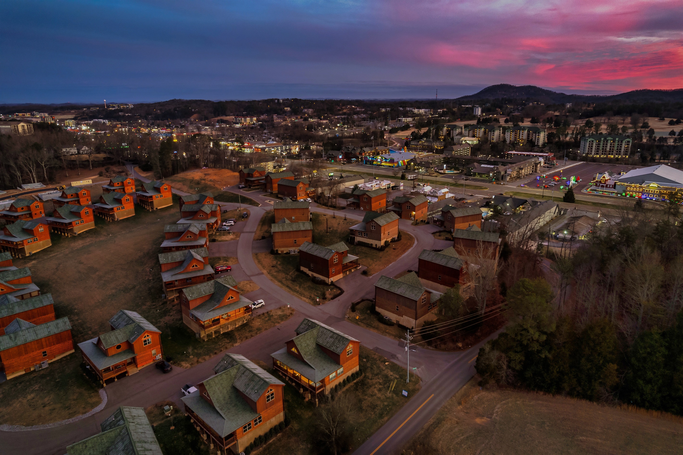 Scenic Retreat: Stunning views of Pigeon Forge, Proximity to the Parkway and vibrant sunsets await your getaway!