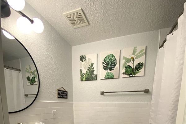 en suite bathroom in middle queen bed bedroom