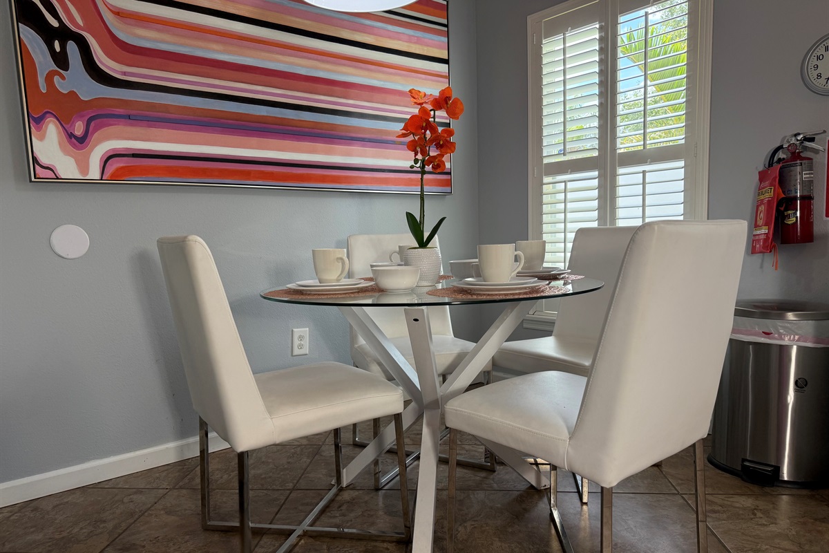 🥘 Qucik home-style dining on vacation – our complete kitchen is ready with cookware, utensils, and all the essentials for a quick breakfast on the go!