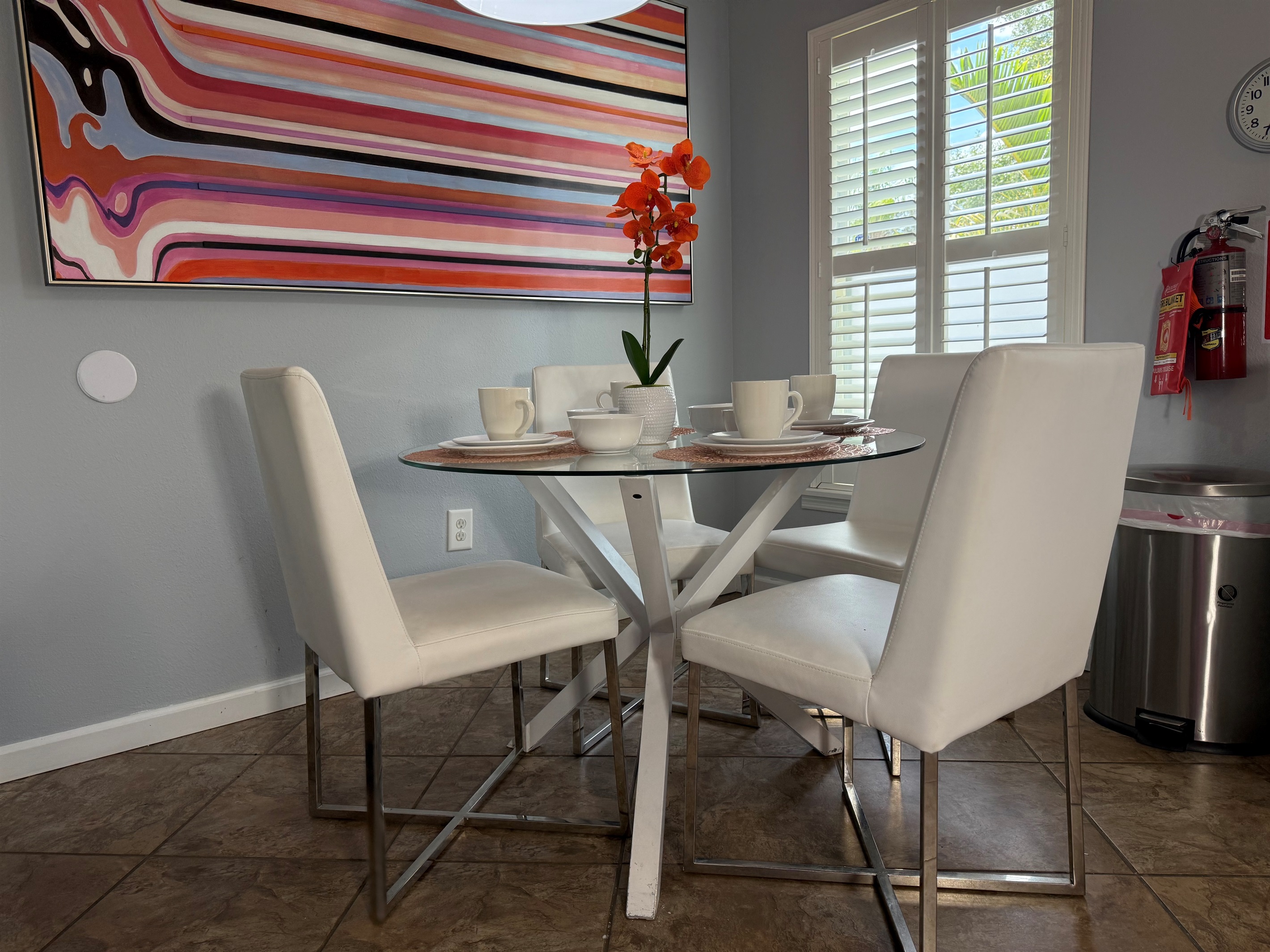 🥘 Qucik home-style dining on vacation – our complete kitchen is ready with cookware, utensils, and all the essentials for a quick breakfast on the go!