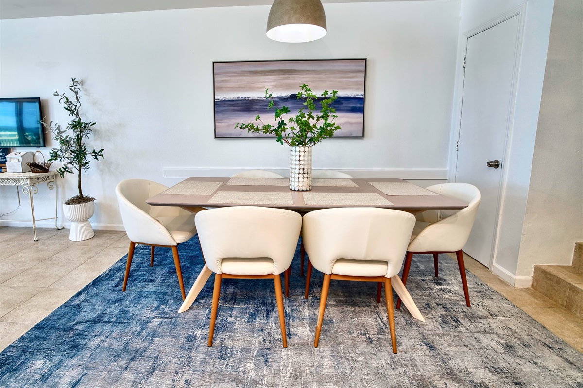 Dining area seats 6
