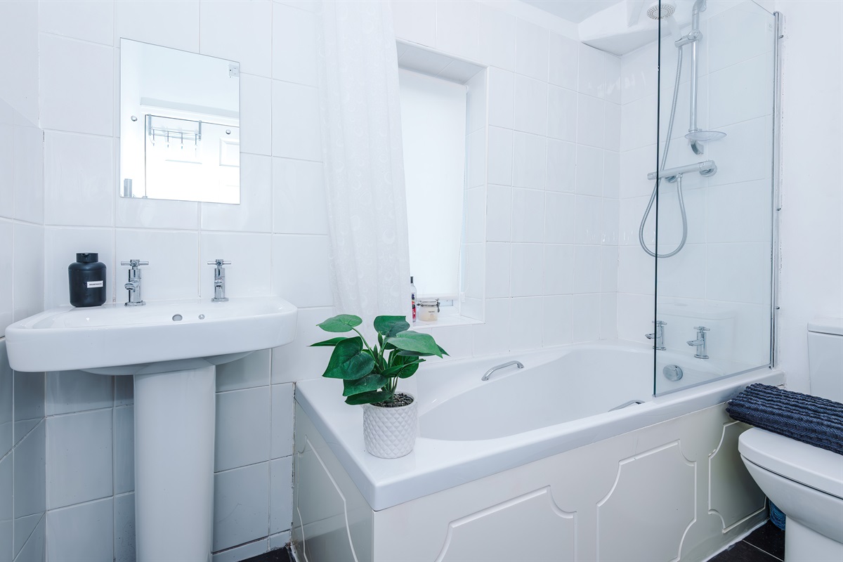The full bathroom benefits from a toilet, shower, bath & basin with body & hair wash on arrival 