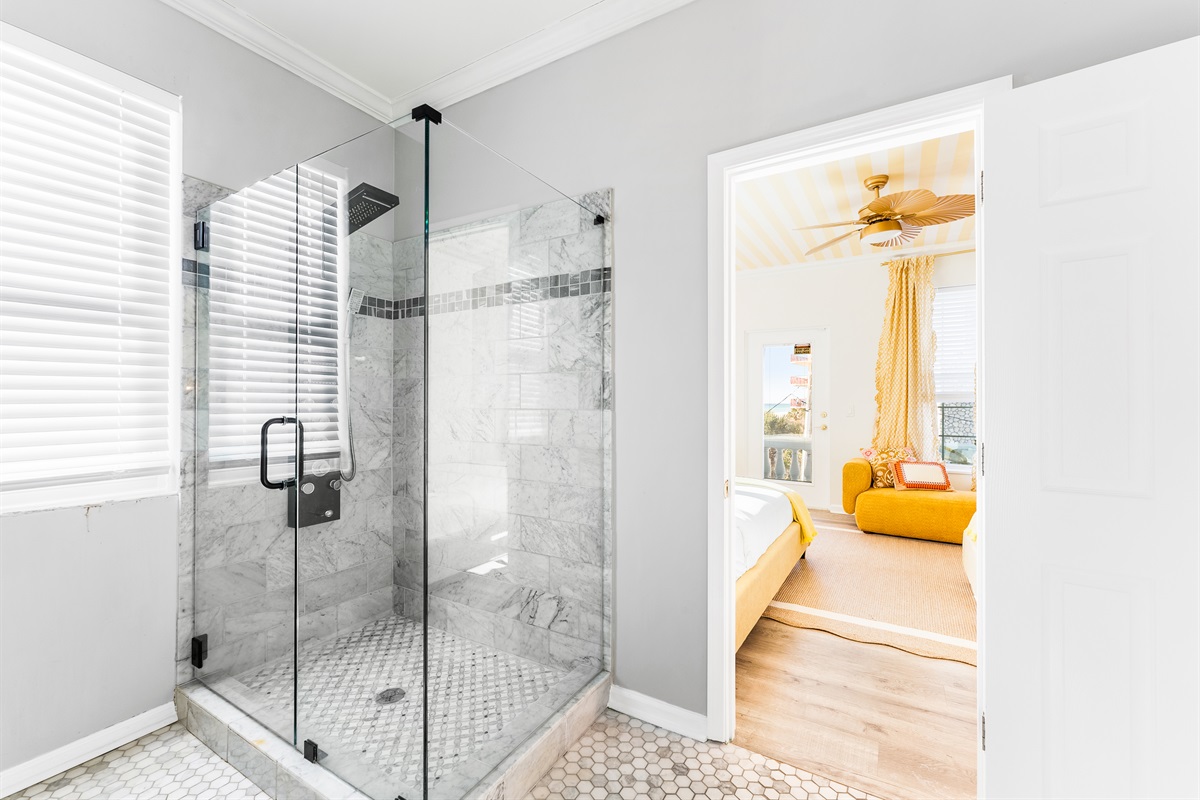 Upstairs "Jack & Jill" Bath