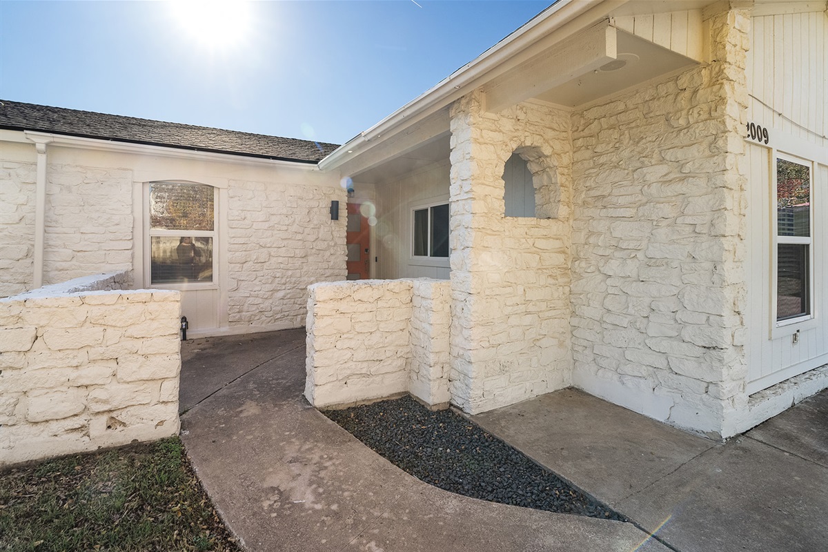 Escape to a lush garden 🌳🌺, the perfect spot for morning coffee ☕ or evening relaxation under the stars ✨.