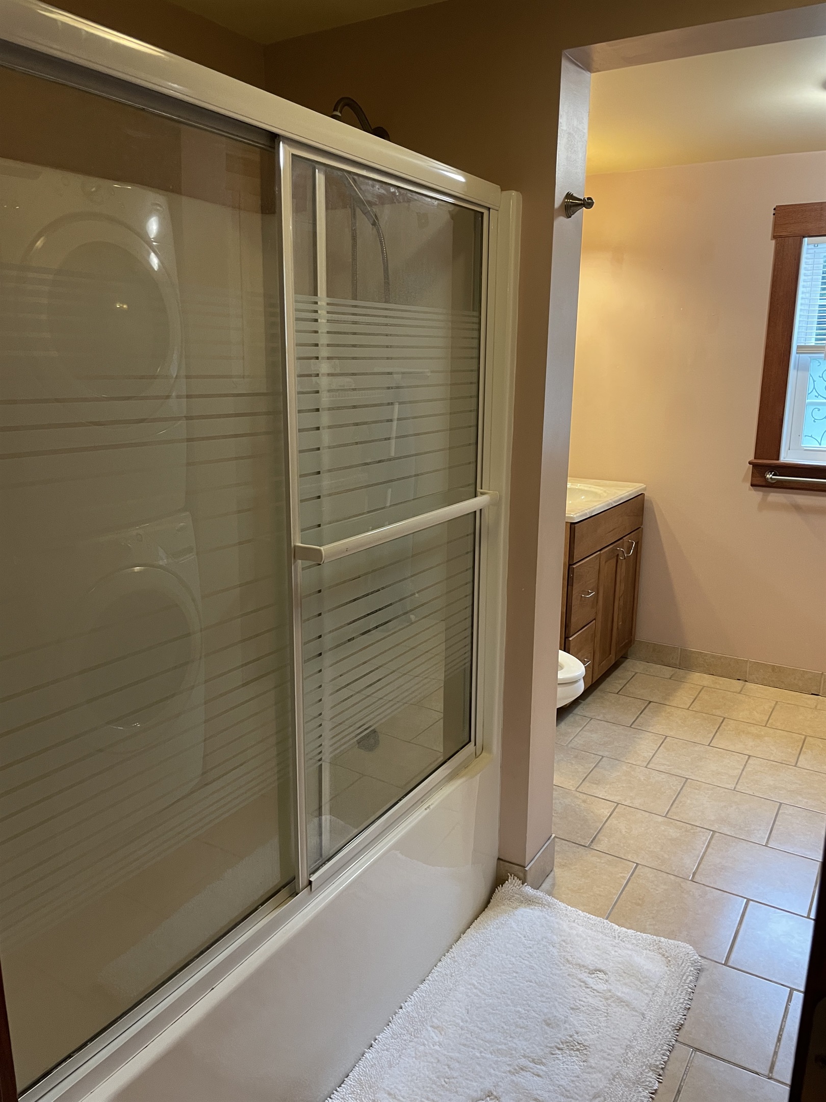 1st floor bath with tub/shower
