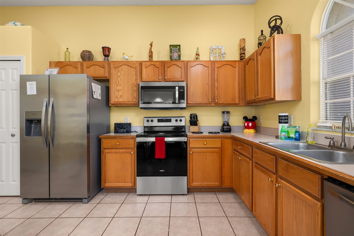 Stainless steel appliances, ceramic cooktop and filter water and ice in the fridge!