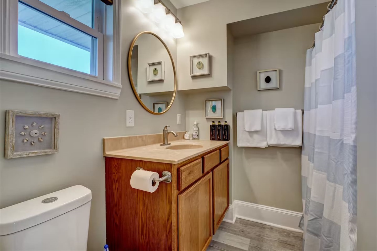 Bathroom 1 - Master Ensuite with tub/shower combo