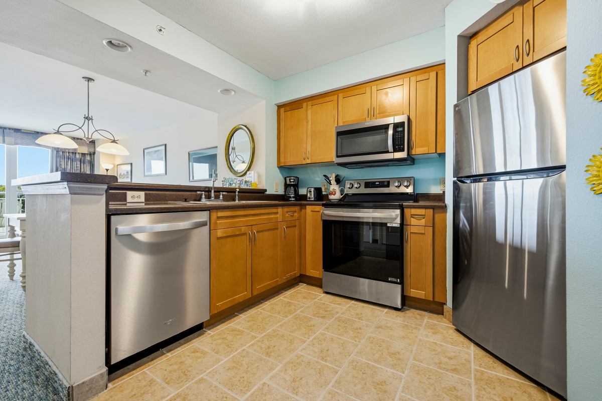 A full kitchen with stainless appliances. Cook the day's catch like you never left home ⭐