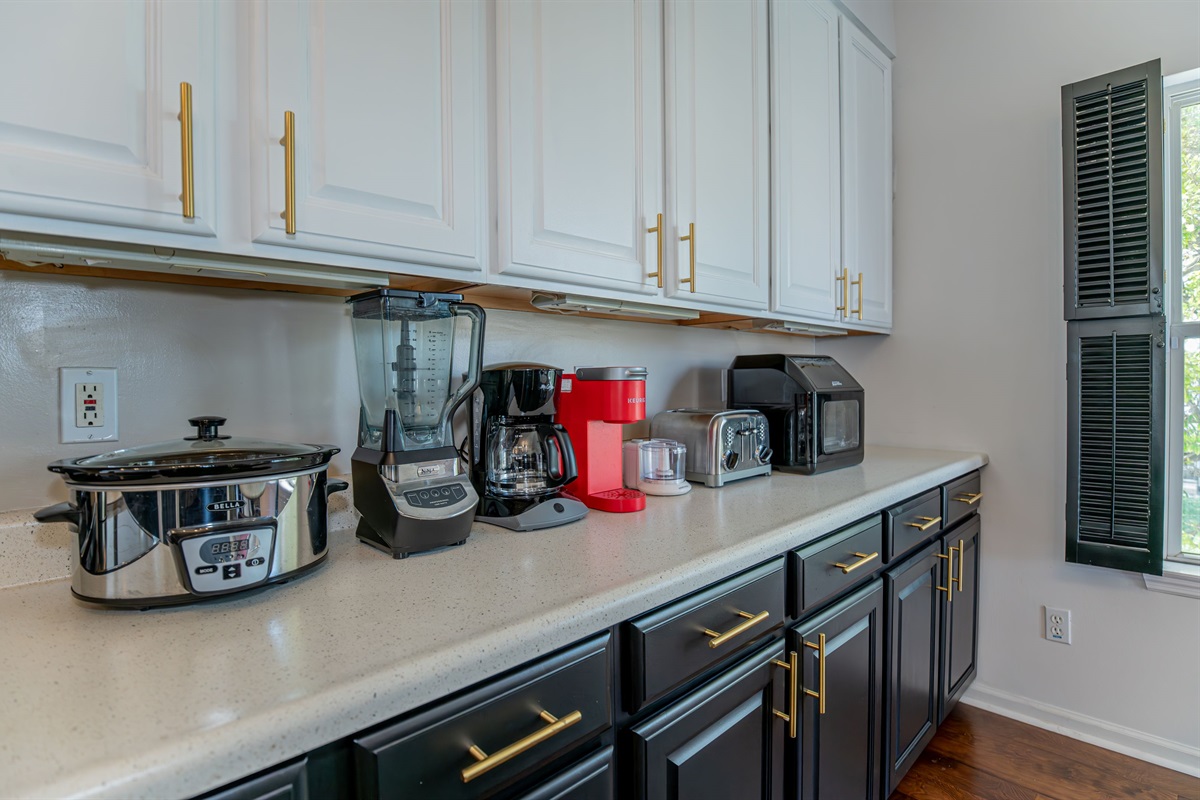 From morning coffee to family dinners, we&rsquo;ve got you covered! Enjoy a Keurig and drip coffee maker, air fryer, blender, slow cooker, toaster, and everything you need to feel right at home.
