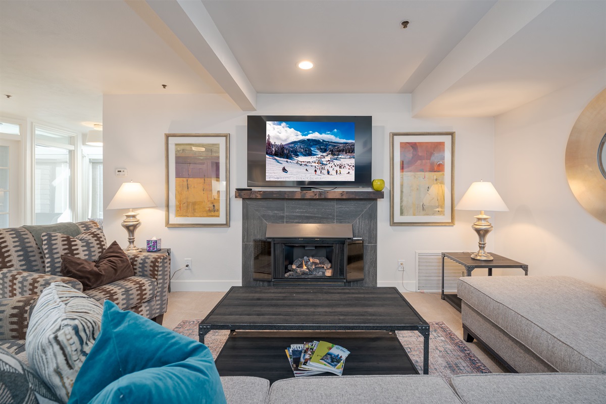 Cozy area to watch TV and enjoy gas fire