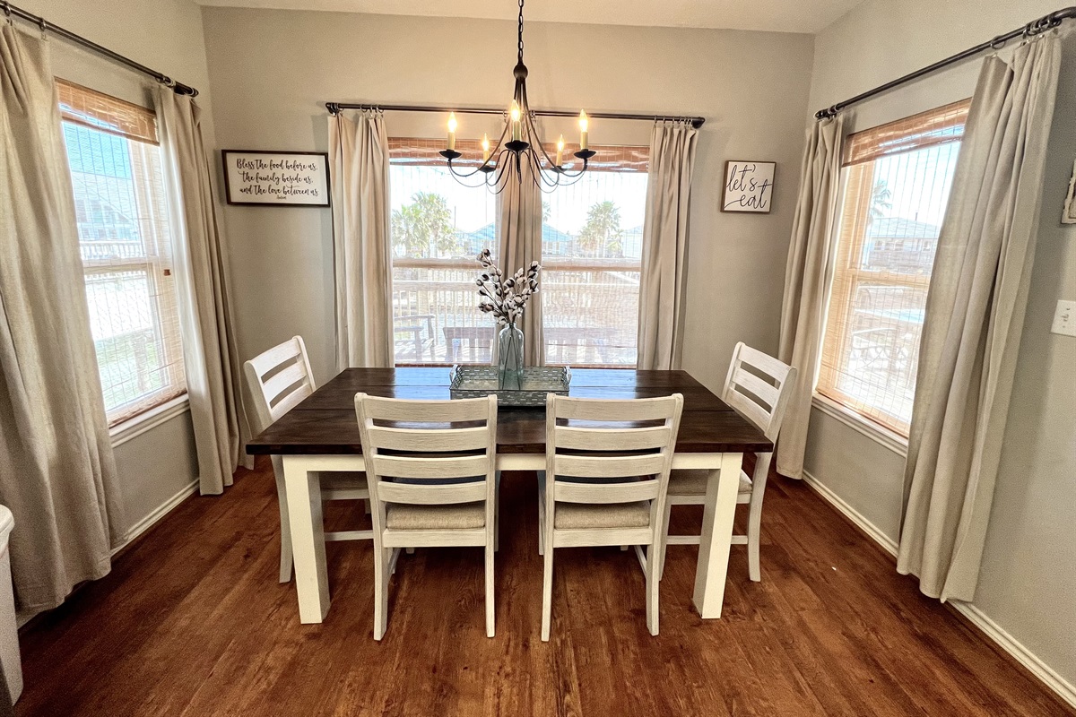 Dinning room- seats 6