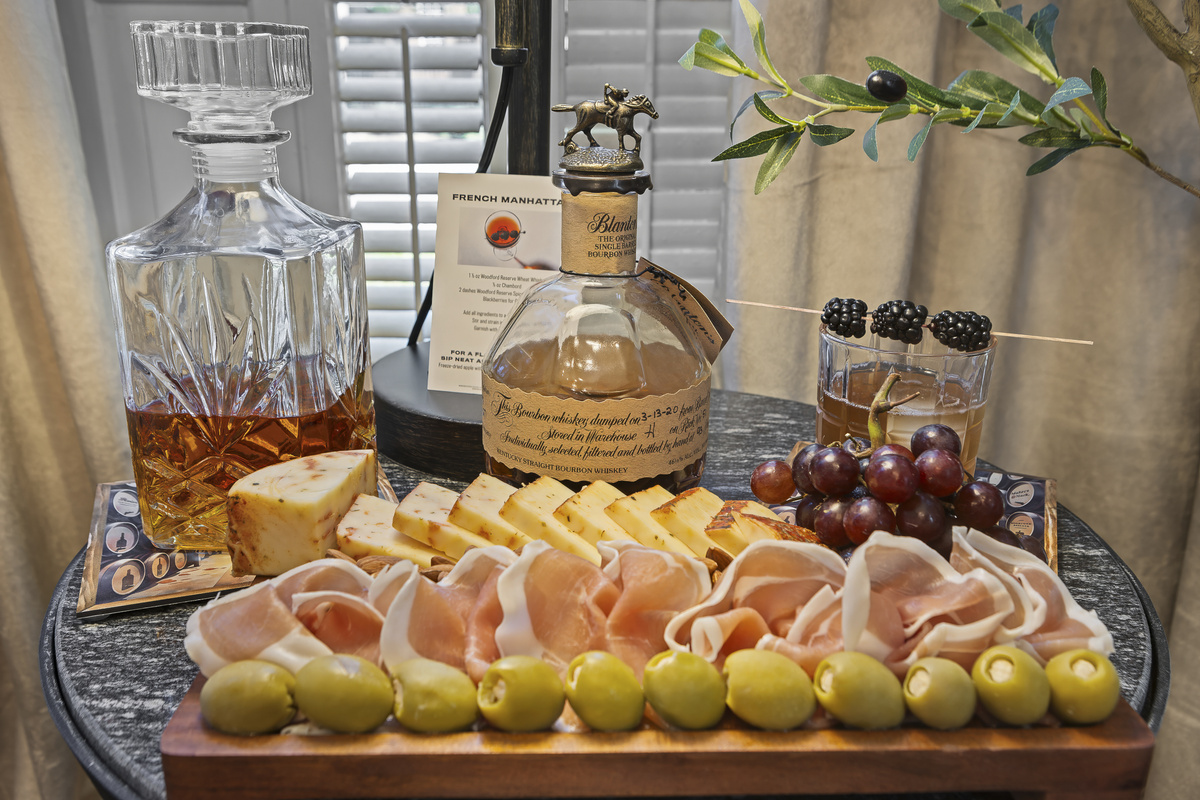 Pour a glass, put together a charcuterie board, and settle in. Long evenings in this inviting living room come naturally.