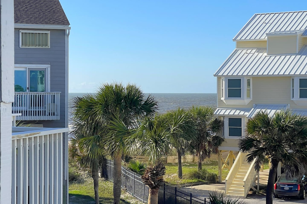 Wake up in the guest suite and step straight onto your own private balcony. Gulf sunrise, coffee in hand &mdash; this is how mornings start.