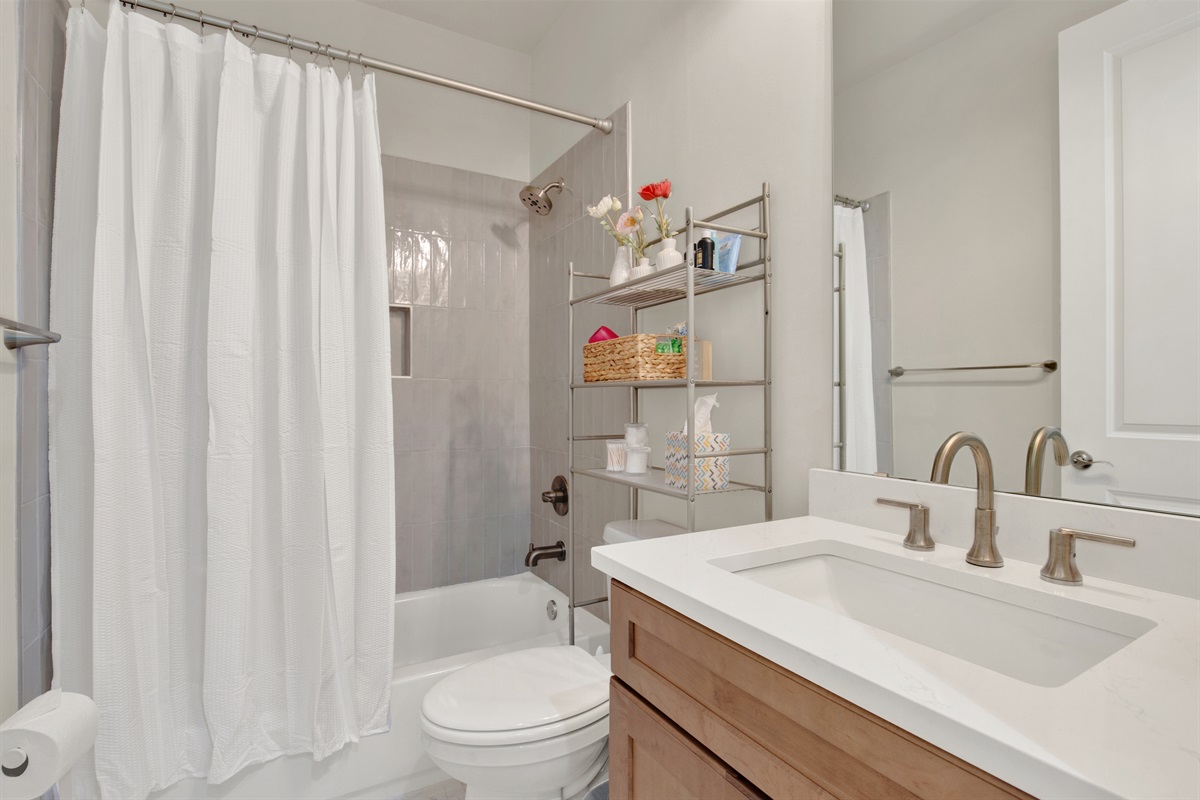 Tub/shower combo ensuite bathroom downstairs