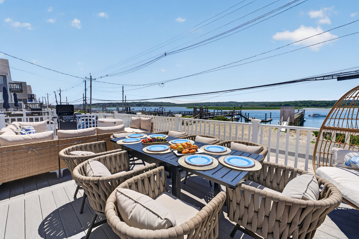 Dine alfresco with plenty of seating and a relaxing coastal atmosphere.