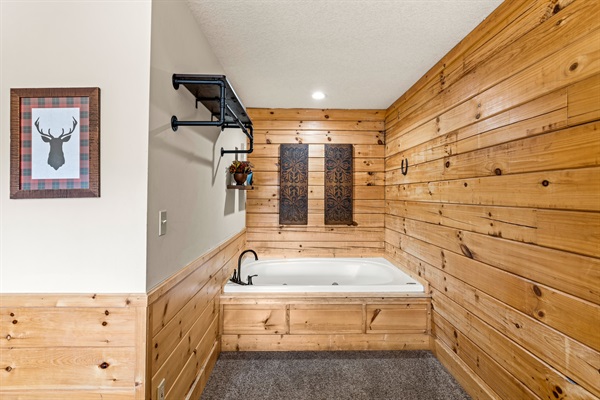Upstairs king jacuzzi tub