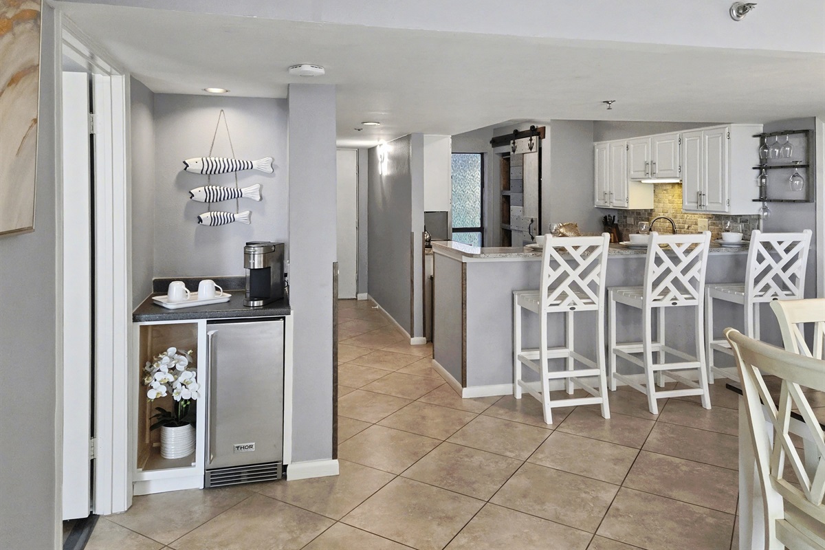 Ice maker and coffee machine nook - Counter seating with outdoor style seats
