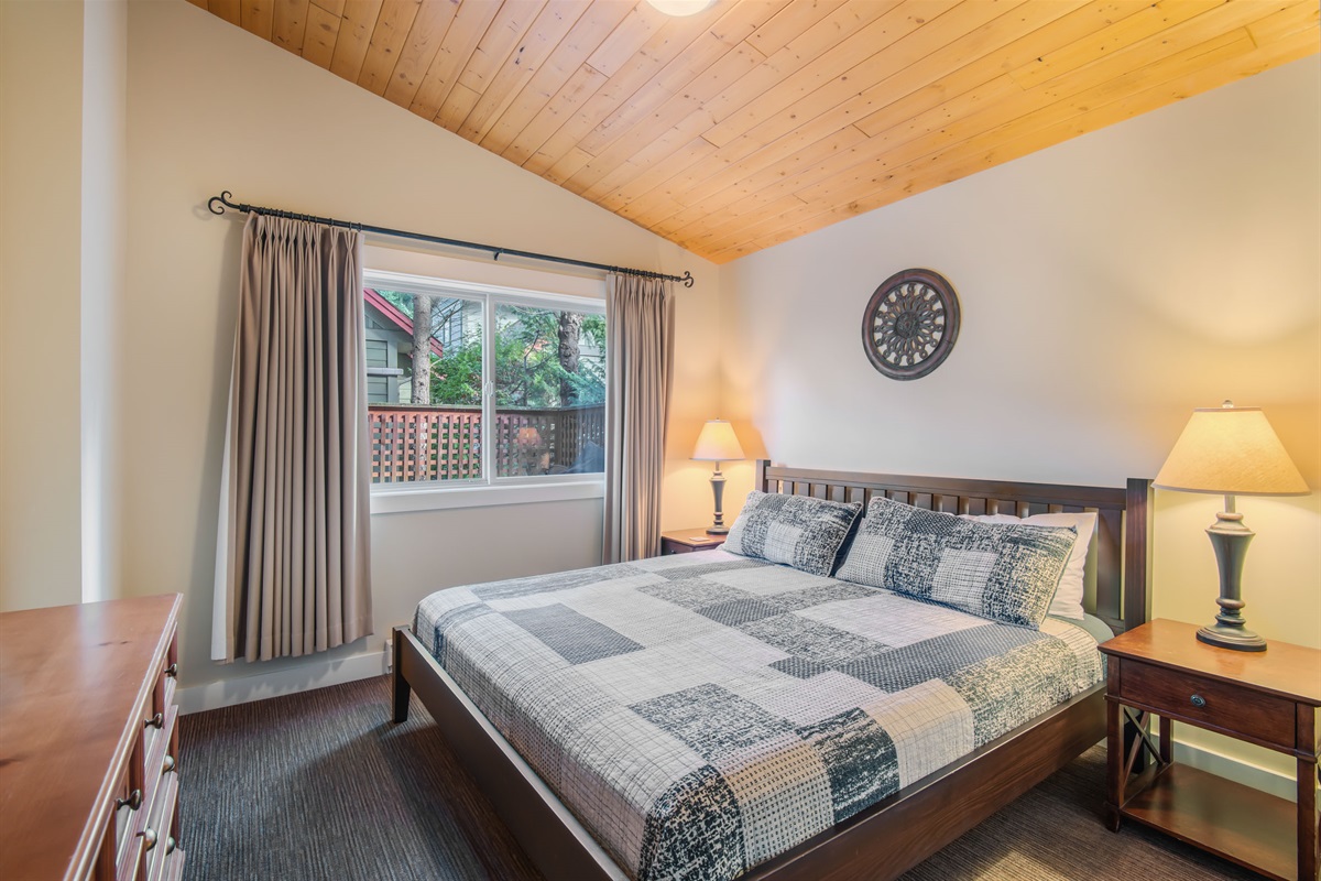 Cozy king with new high-end liens