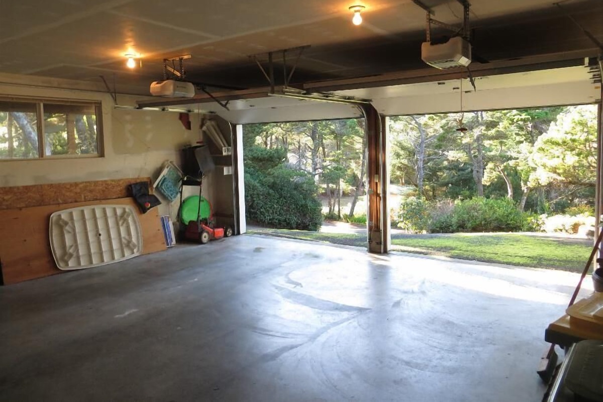 garage with ping pong table