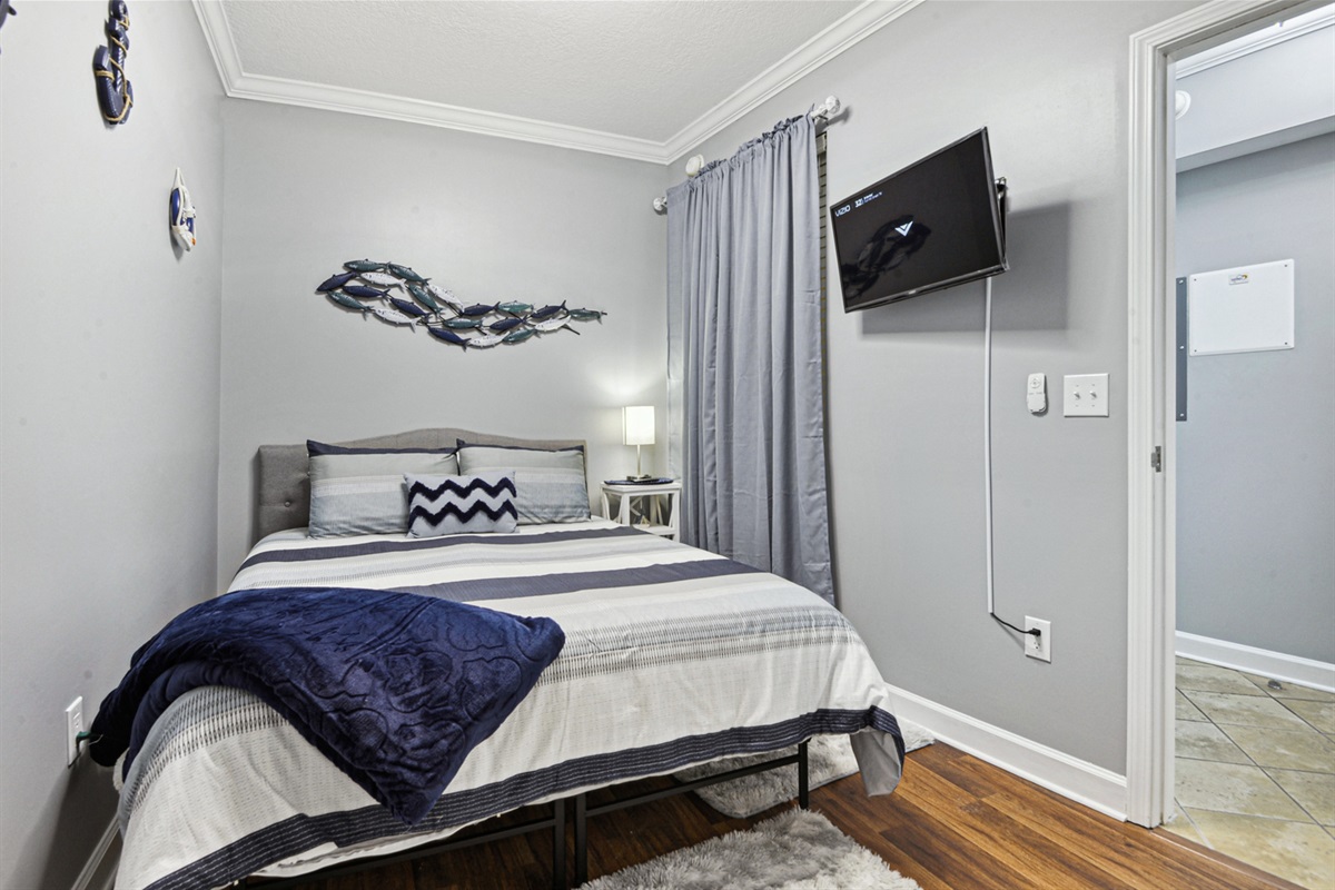 Bedroom 3 (small). Queen bed. Tv.