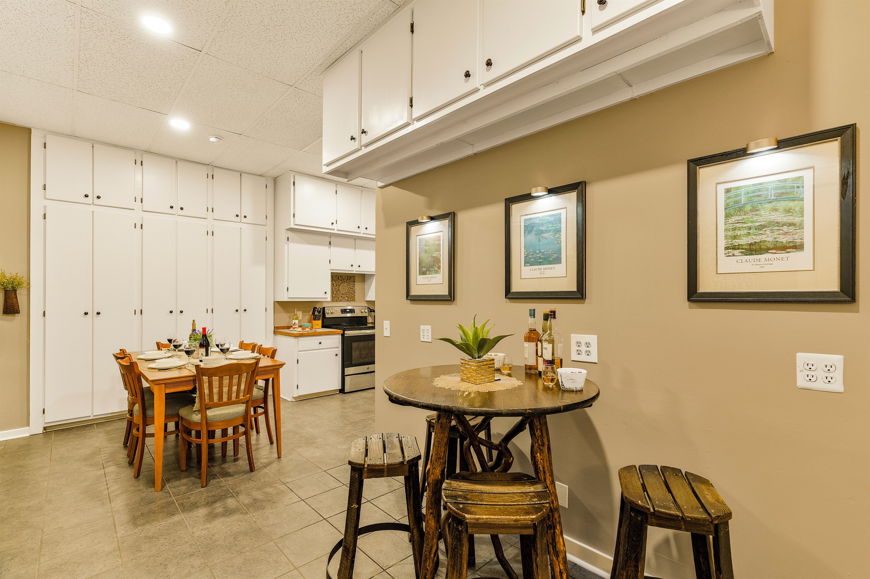 Additional full kitchen downstairs
