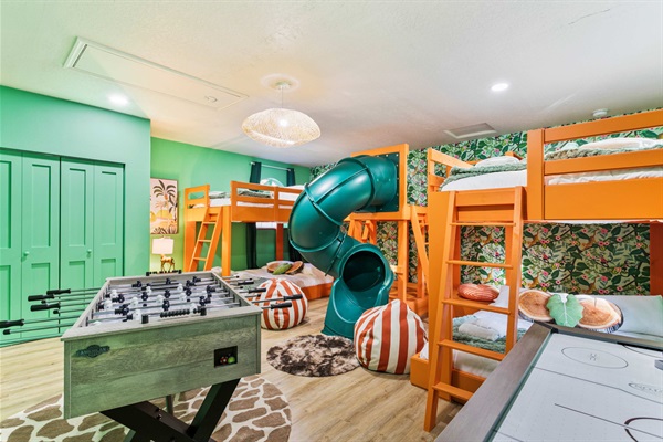 2 queen beds and 2 full beds with indoor slide!