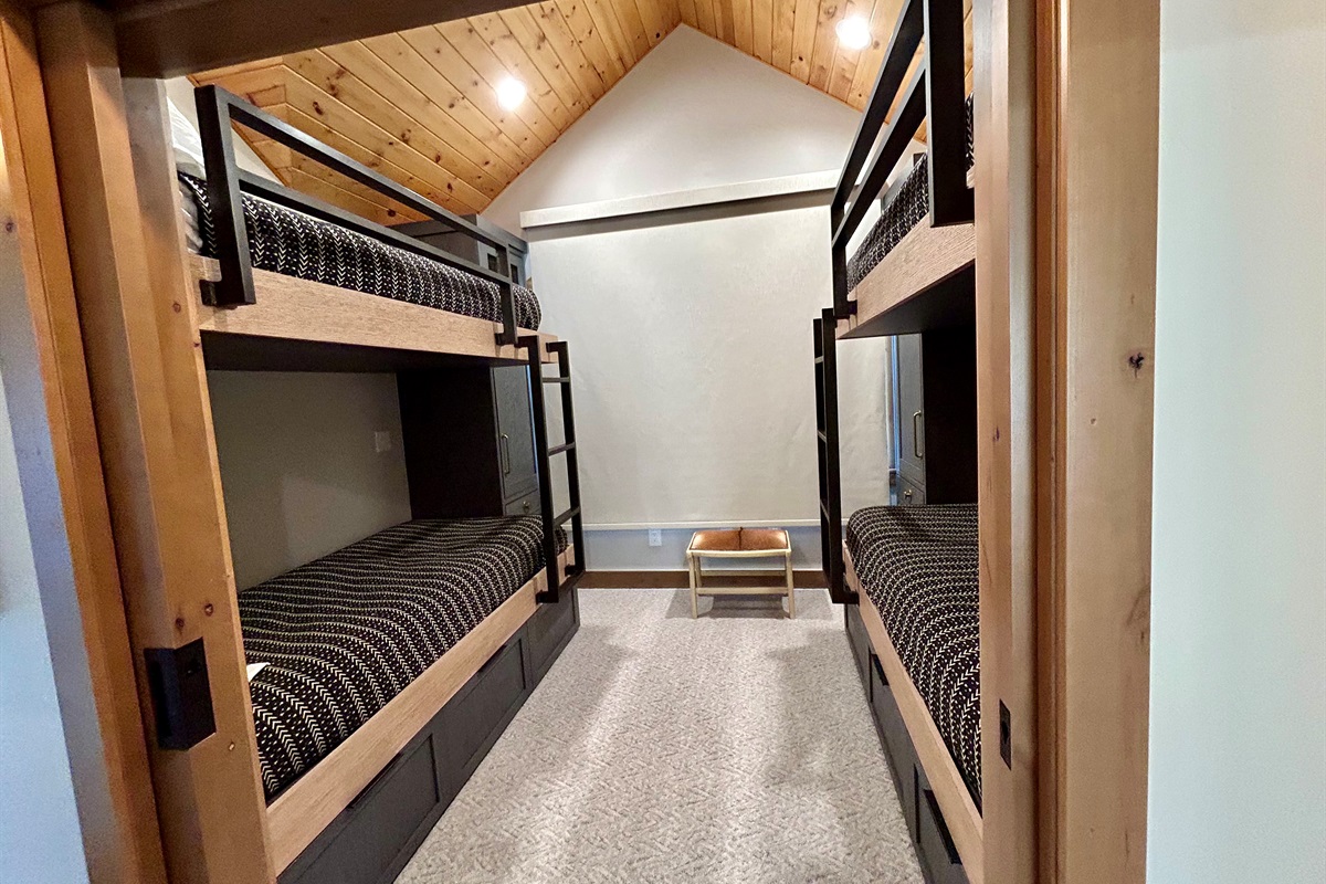 3rd Floor 2 Twin Bunkbeds