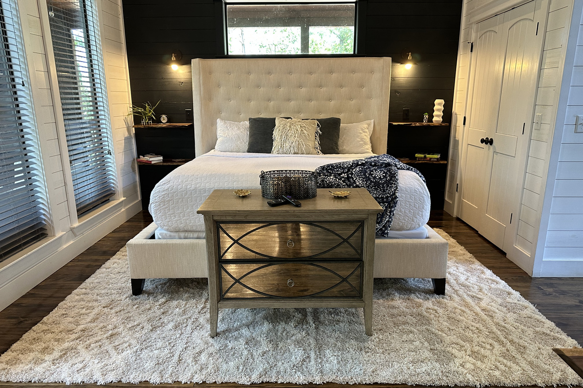 This amazing honeymoon couples cabin features an king bed in an enormous sized open master bedroom that features a see through fireplace, a soaking tub exceptionally tall ceilings ceilings - nothing is more luxurious than First Kiss!