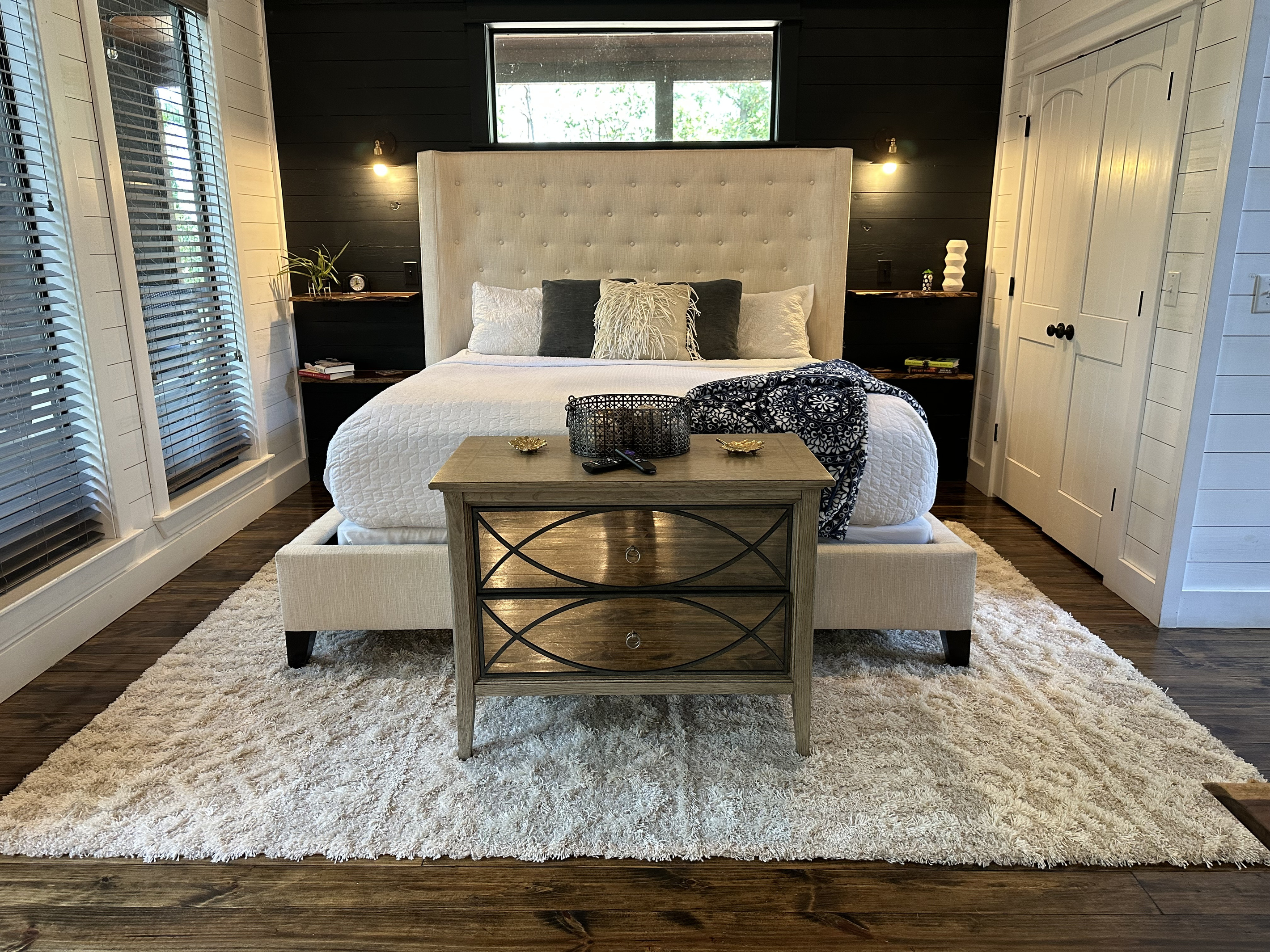 This amazing honeymoon couples cabin features an king bed in an enormous sized open master bedroom that features a see through fireplace, a soaking tub exceptionally tall ceilings ceilings - nothing is more luxurious than First Kiss!