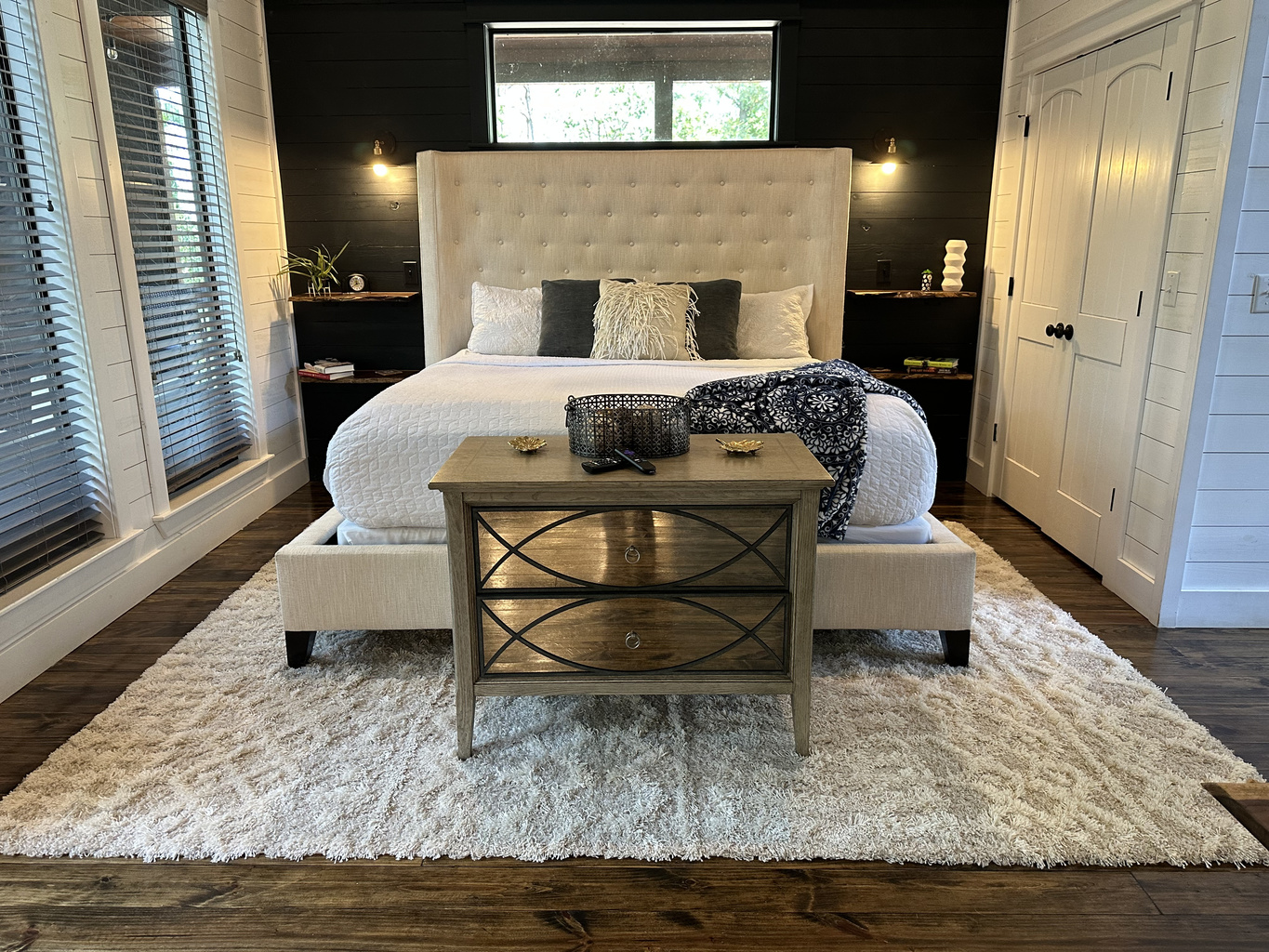 This amazing honeymoon couples cabin features an king bed in an enormous sized open master bedroom that features a see through fireplace, a soaking tub exceptionally tall ceilings ceilings - nothing is more luxurious than First Kiss!