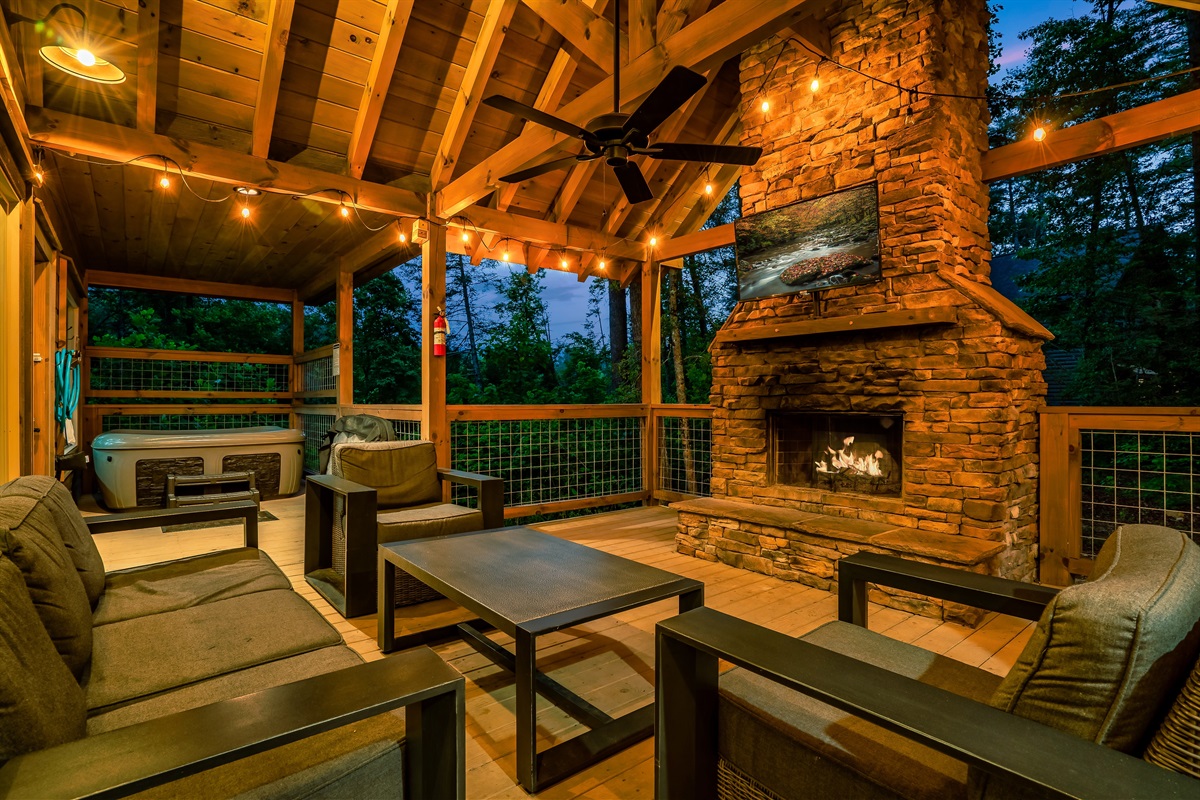 Wood Burning Fireplace, Hot Tub, and Outdoor TV. Perfect for the nights in the Smokies!