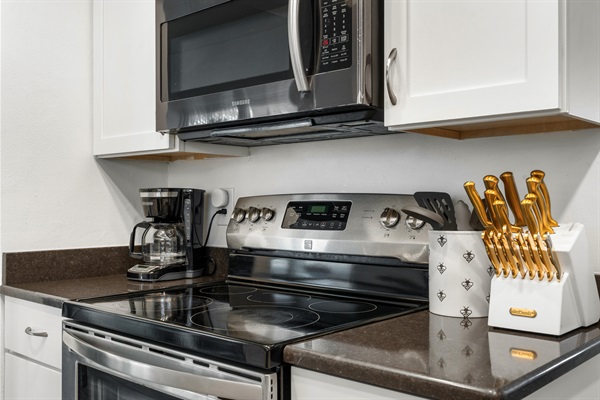 From pancakes to pasta—stocked tools, drip/Keurig combo, and a family-sized cooktop