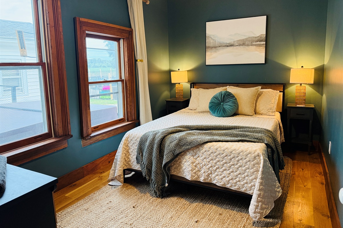 Main House Bedroom, Queen Main Floor
