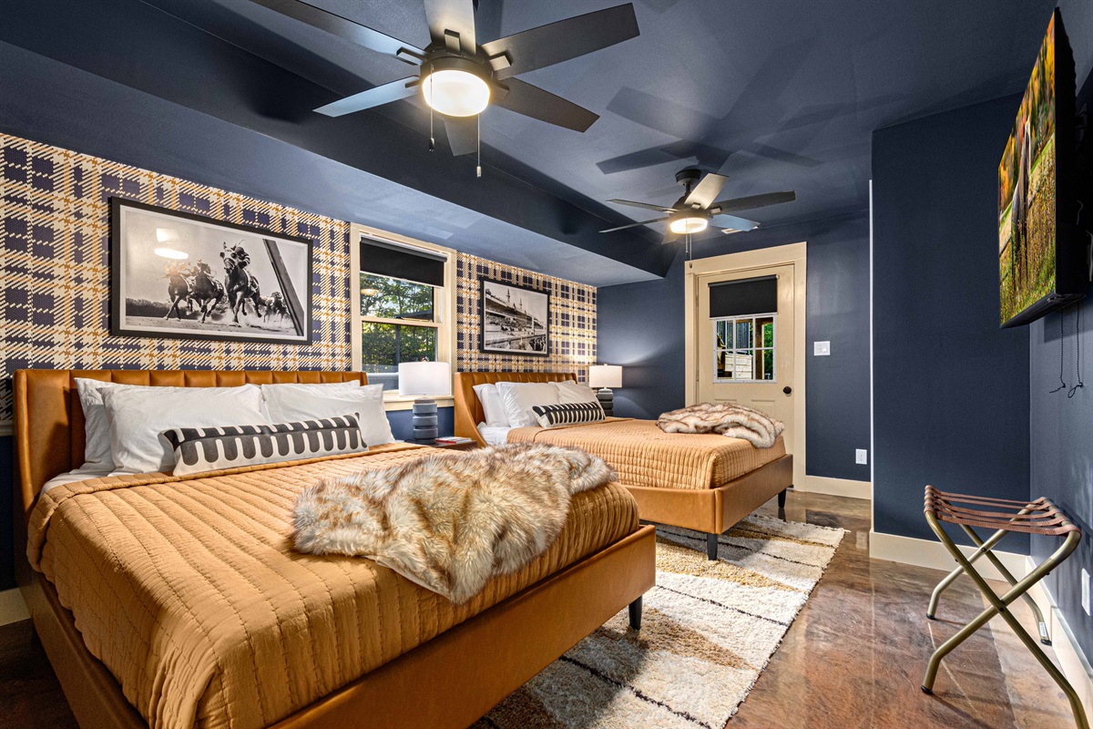 Bedroom #5 with 2 queen beds