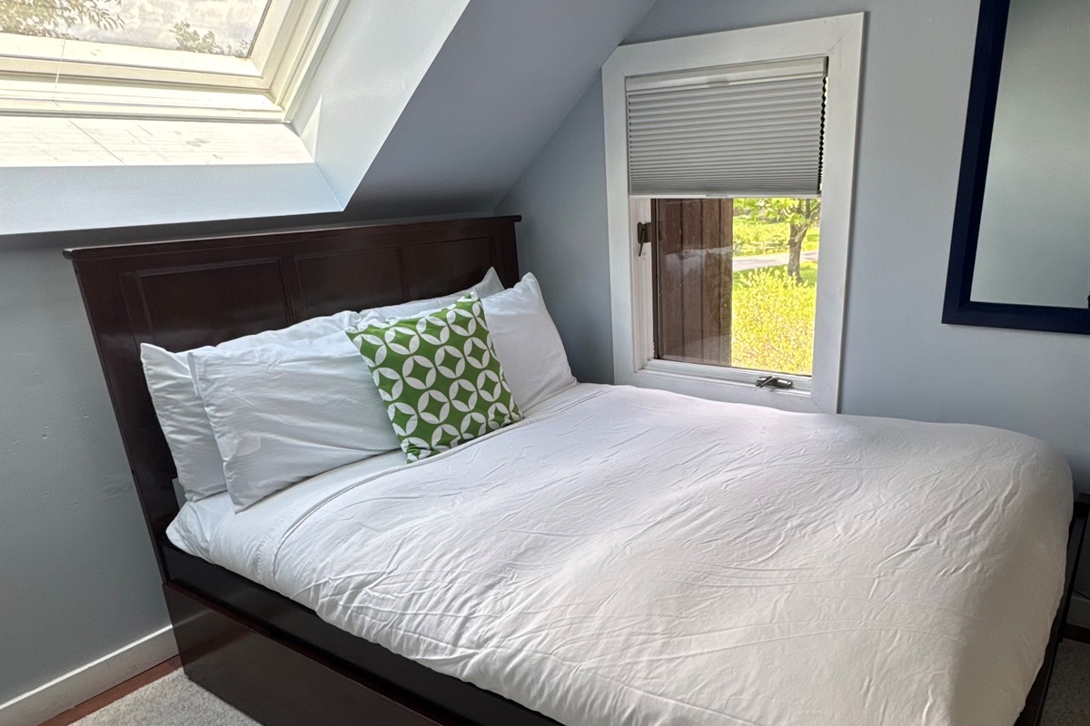 Queen bed with twin trundle