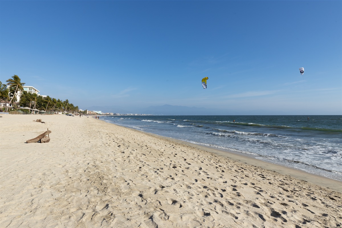 Beach 1 block from Mina condo