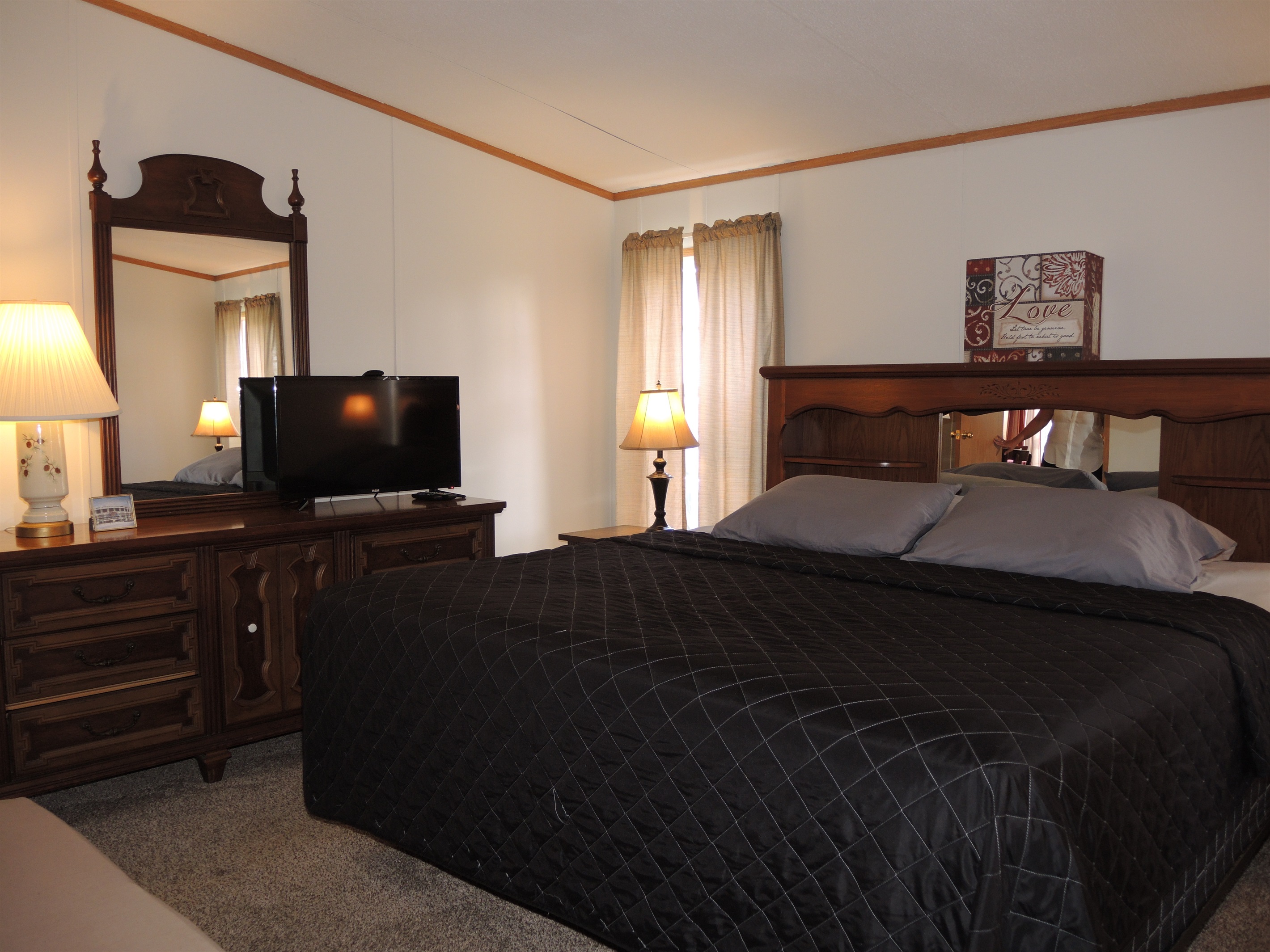 King bedroom with ensuite bath