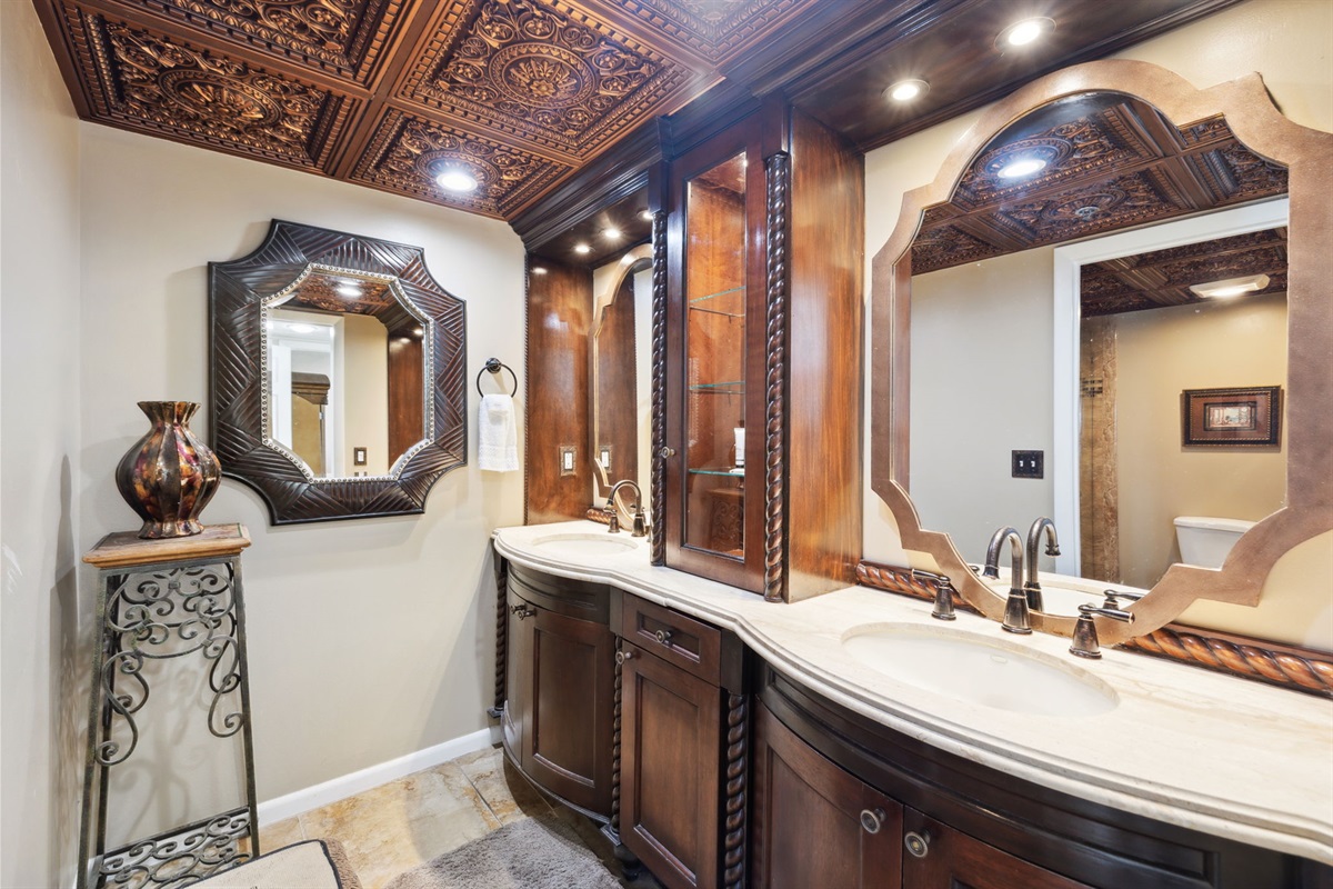Stunning en suite bathroom connected to master king suite