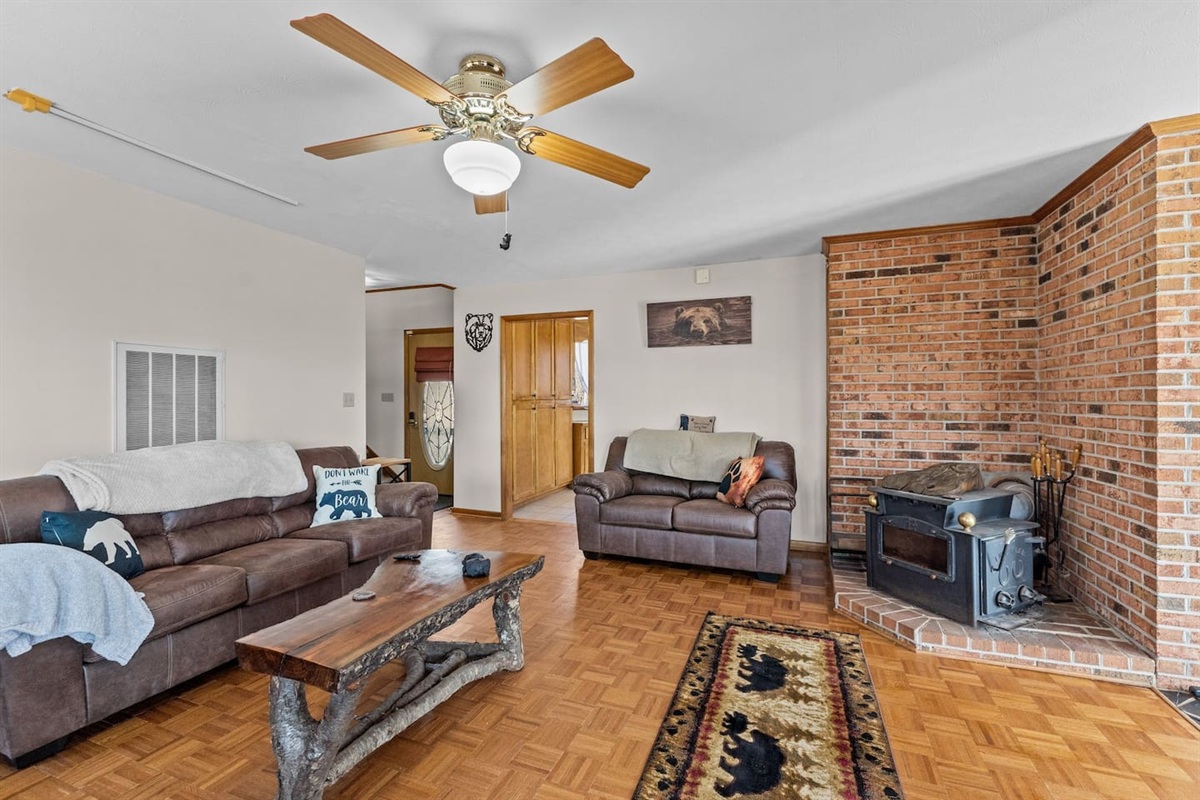 Living Room: Enjoy relaxation with nature-inspired decor and a warm, inviting atmosphere!