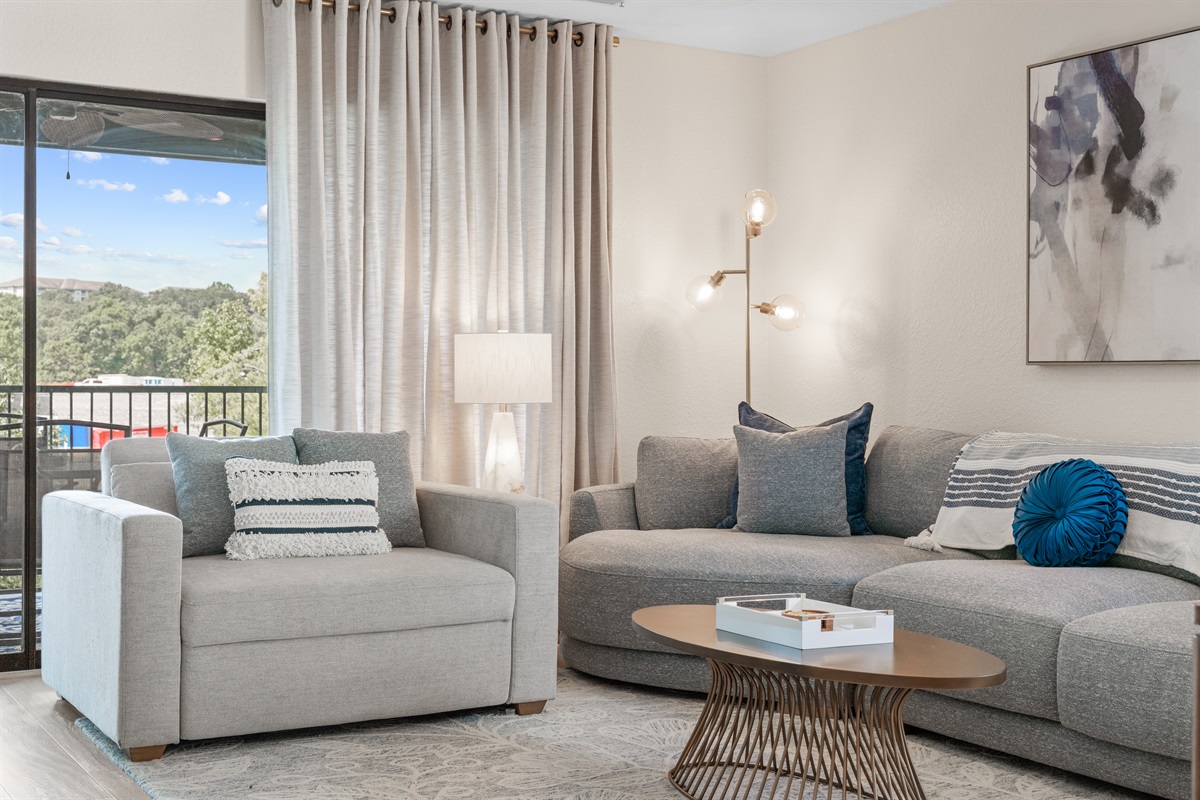 💡 Bright and elegant—midcentury-inspired lighting, layered textures, and cozy seating set the mood for stylish relaxation.