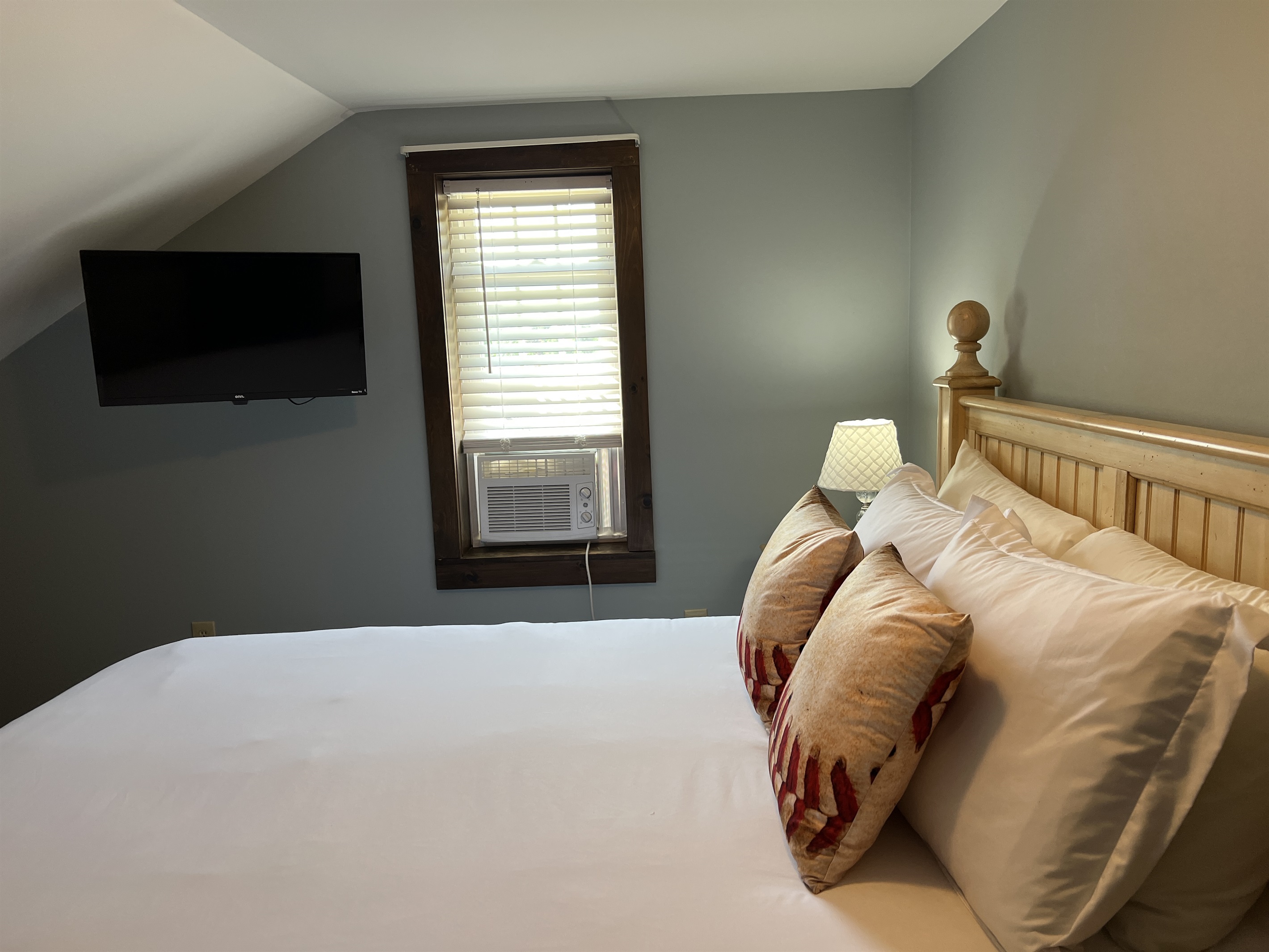 Roundtripper 2nd floor Queen bedroom #1 with smart TV and AC